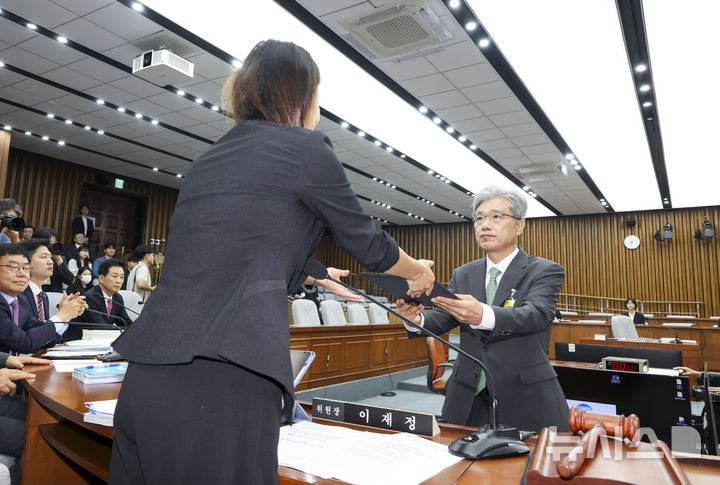 [서울=뉴시스] 고승민 기자 = 김상환 헌법재판소장 후보자가 21일 서울 여의도 국회에서 열린 인사청문특별위원회에서 선서를 하고 있다. 2025.07.21. kkssmm99@newsis.com