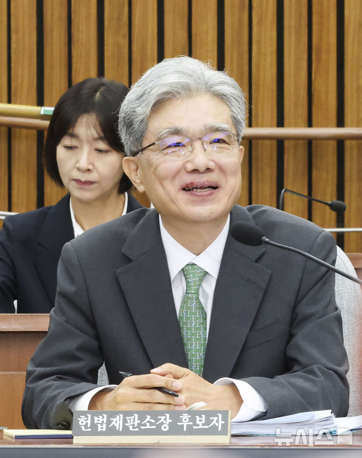 [서울=뉴시스] 고승민 기자 = 김상환 헌법재판소장 후보자가 21일 서울 여의도 국회에서 열린 인사청문특별위원회에서 미소를 짓고 있다. 2025.07.21. kkssmm99@newsis.com