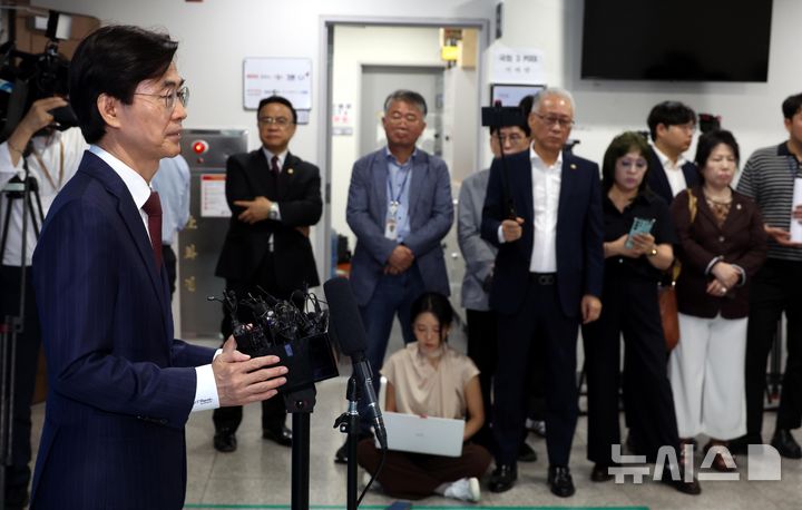 [서울=뉴시스] 조성봉 기자 = 조경태 국민의힘 의원이 21일 오전 서울 여의도 국회 소통관에서 당대표 출마선언 기자회견을 마치고 취재진의 질문에 답변하고 있다. 2025.07.21. suncho21@newsis.com