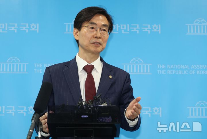 [서울=뉴시스] 조성봉 기자 = 조경태 국민의힘 의원이 21일 오전 서울 여의도 국회 소통관에서 당대표 출마선언 기자회견을 마치고 취재진의 질문에 답변하고 있다. 2025.07.21. suncho21@newsis.com