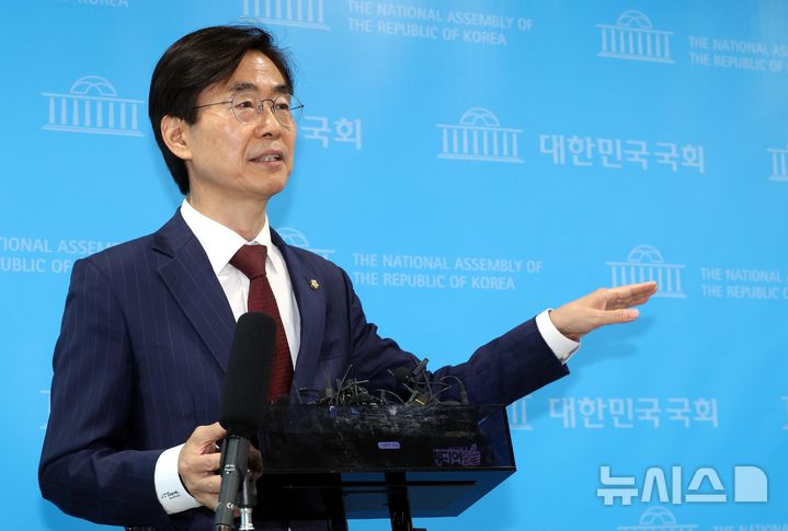 [서울=뉴시스] 조성봉 기자 = 조경태 국민의힘 의원이 21일 오전 서울 여의도 국회 소통관에서 당대표 출마선언 기자회견을 마치고 취재진의 질문에 답변하고 있다. 2025.07.21. suncho21@newsis.com