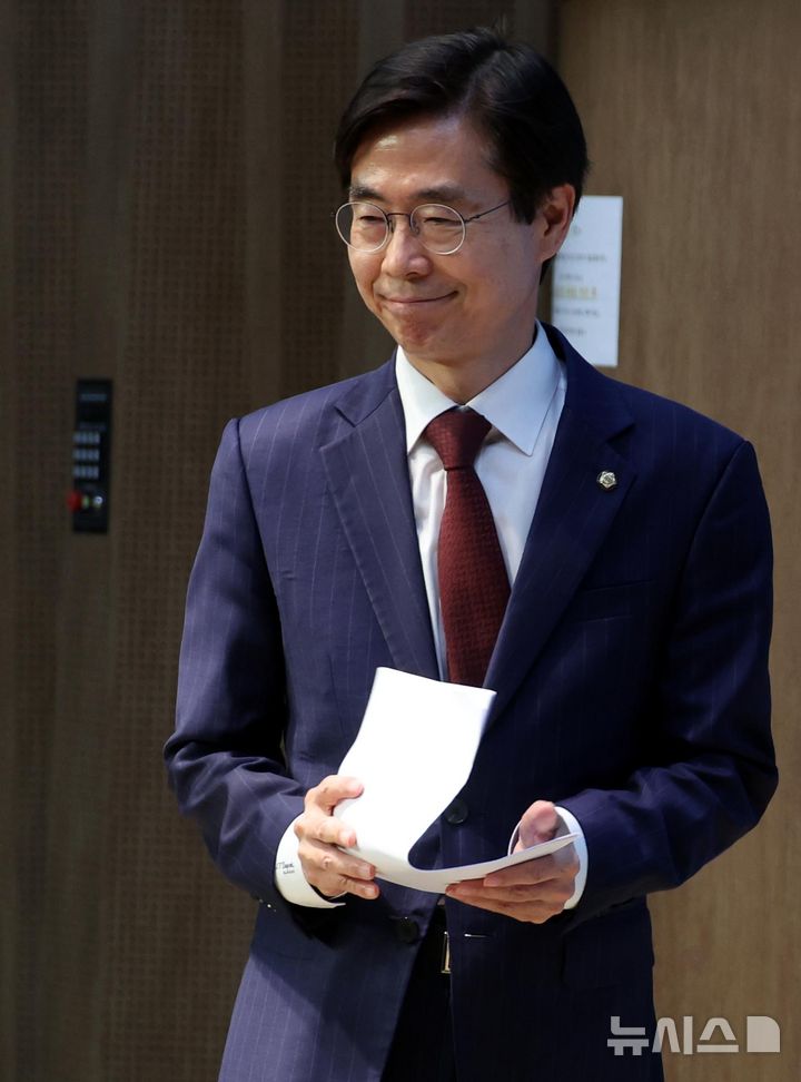 [서울=뉴시스] 조성봉 기자 = 조경태 국민의힘 의원이 21일 오전 서울 여의도 국회 소통관에서 당대표 출마선언 기자회견을 하기 위해 발언대로 향하고 있다. 2025.07.21. suncho21@newsis.com