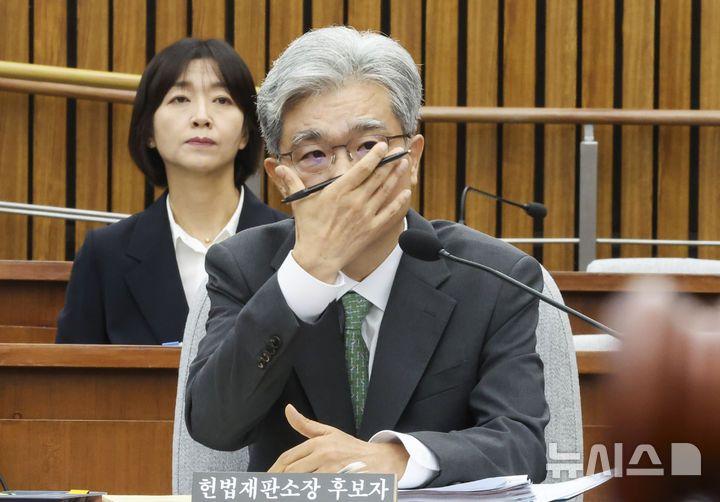 [서울=뉴시스] 고승민 기자 = 김상환 헌법재판소장 후보자가 21일 서울 여의도 국회에서 열린 인사청문특별위원회에서 의원들의 질문을 듣고 있다. 2025.07.21. kkssmm99@newsis.com
