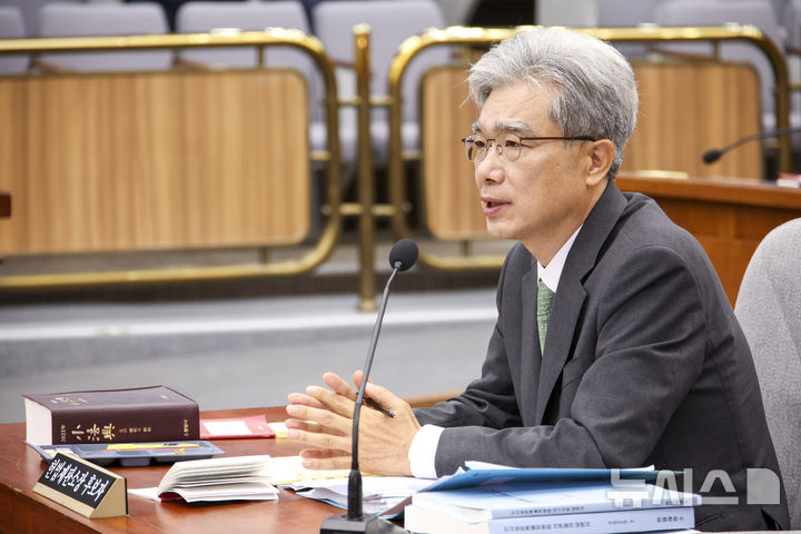 [서울=뉴시스] 김금보 기자 = 김상환 헌법재판소장 후보자가 21일 서울 여의도 국회에서 열린 인사청문특별위원회에서 질문에 답하고 있다. 2025.07.21. kgb@newsis.com