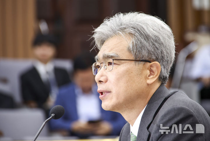 [서울=뉴시스] 김금보 기자 = 김상환 헌법재판소장 후보자가 21일 서울 여의도 국회에서 열린 인사청문특별위원회에서 질문에 답하고 있다. 2025.07.21. kgb@newsis.com
