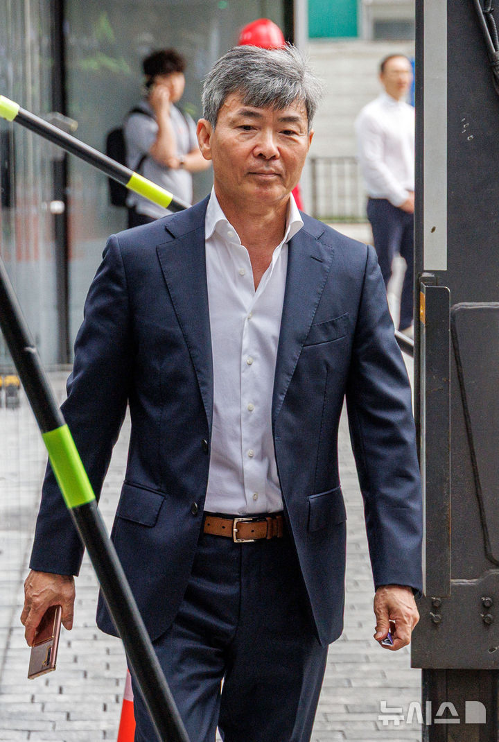 [서울=뉴시스] 홍효식 기자 = 이종호 전 블랙펄인베스트 대표가 21일 서울 종로구 KT 광화문빌딩 웨스트에 마련된 윤석열 전 대통령 부인 김건희 여사 의혹을 수사하는 민중기 특별검사 사무실로 출석하고 있다. (공동취재) 2025.07.21. photo@newsis.com