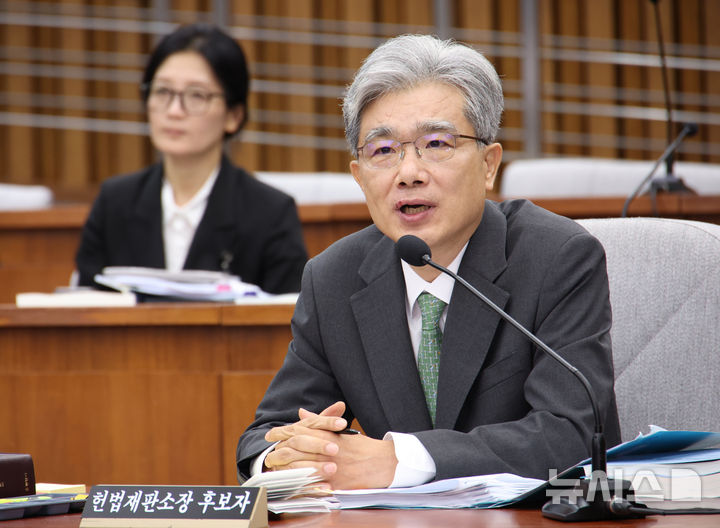 [서울=뉴시스] 김금보 기자 = 김상환 헌법재판소장 후보자가 21일 서울 여의도 국회에서 열린 인사청문특별위원회에서 질문에 답하고 있다. 2025.07.21. kgb@newsis.com