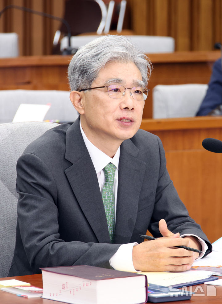 [서울=뉴시스] 김금보 기자 = 김상환 헌법재판소장 후보자가 21일 서울 여의도 국회에서 열린 인사청문특별위원회에서 질문에 답하고 있다. 2025.07.21. kgb@newsis.com