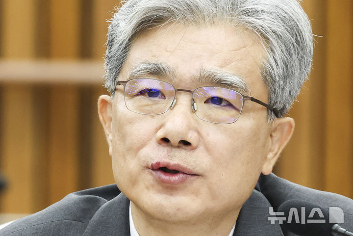 [서울=뉴시스] 고승민 기자 = 김상환 헌법재판소장 후보자가 21일 서울 여의도 국회에서 열린 인사청문특별위원회에서 질문에 답하고 있다. 2025.07.21. kkssmm99@newsis.com