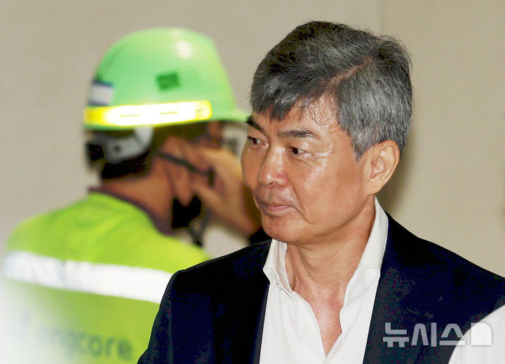 [서울=뉴시스] 홍효식 기자 = 이종호 전 블랙펄인베스트 대표가 지난 21일 서울 종로구 KT 광화문빌딩 웨스트에 마련된 윤석열 전 대통령 부인 김건희 여사 의혹을 수사하는 민중기 특별검사 사무실로 출석하고 있다. 2025.07.22. yesphoto@newsis.com