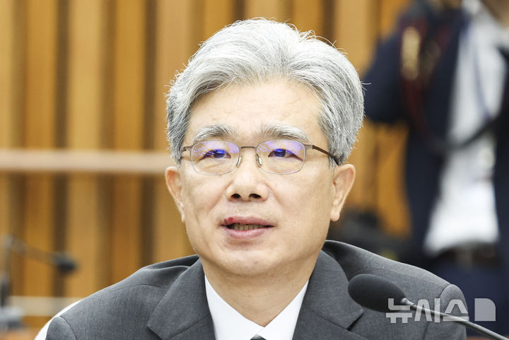 [서울=뉴시스] 고승민 기자 = 김상환 헌법재판소장 후보자가 21일 서울 여의도 국회에서 열린 인사청문특별위원회에서 질문에 답하고 있다. 2025.07.21. kkssmm99@newsis.com
