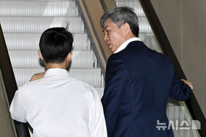 [서울=뉴시스] 홍효식 기자 = 이종호 전 블랙펄인베스트 대표가 21일 서울 종로구 KT 광화문빌딩 웨스트에 마련된 윤석열 전 대통령 부인 김건희 여사 의혹을 수사하는 민중기 특별검사 사무실로 출석하고 있다. (공동취재) 2025.07.21. photo@newsis.com