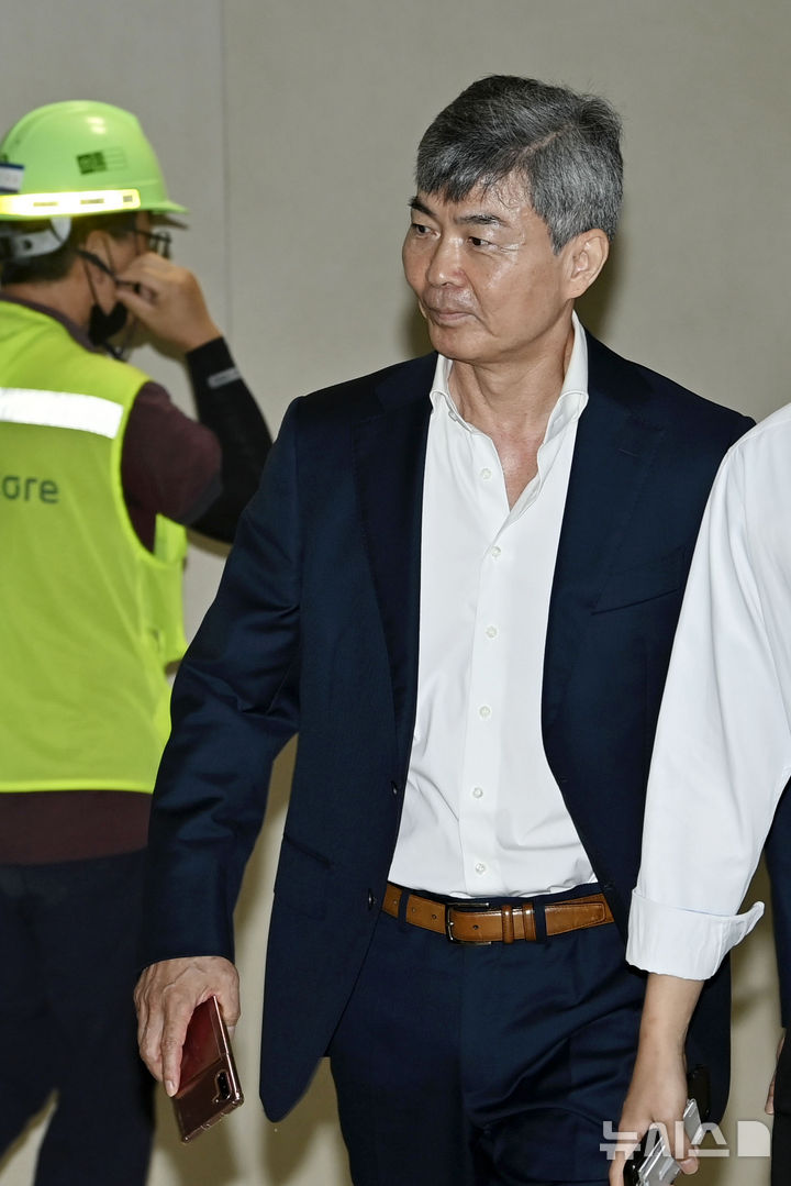 [서울=뉴시스] 홍효식 기자 = 이종호 전 블랙펄인베스트 대표가 21일 서울 종로구 KT 광화문빌딩 웨스트에 마련된 윤석열 전 대통령 부인 김건희 여사 의혹을 수사하는 민중기 특별검사 사무실로 출석하고 있다. (공동취재) 2025.07.21. photo@newsis.com