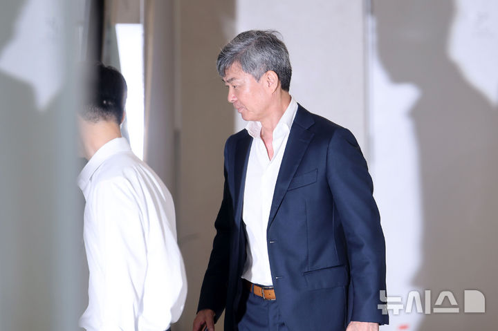 [서울=뉴시스] 홍효식 기자 = 이종호 전 블랙펄인베스트 대표가 21일 서울 종로구 KT 광화문빌딩 웨스트에 마련된 윤석열 전 대통령 부인 김건희 여사 의혹을 수사하는 민중기 특별검사 사무실로 출석하고 있다. (공동취재) 2025.07.21. photo@newsis.com