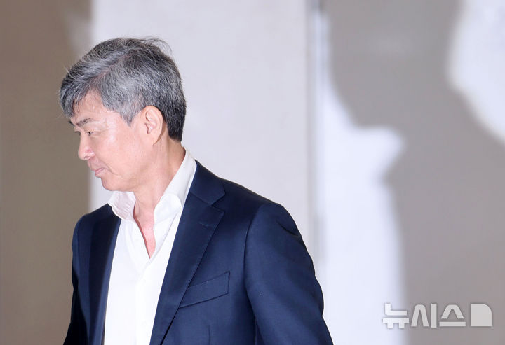[서울=뉴시스] 홍효식 기자 = 이종호 전 블랙펄인베스트 대표가 21일 서울 종로구 KT 광화문빌딩 웨스트에 마련된 윤석열 전 대통령 부인 김건희 여사 의혹을 수사하는 민중기 특별검사 사무실로 출석하고 있다. (공동취재) 2025.07.21. photo@newsis.com