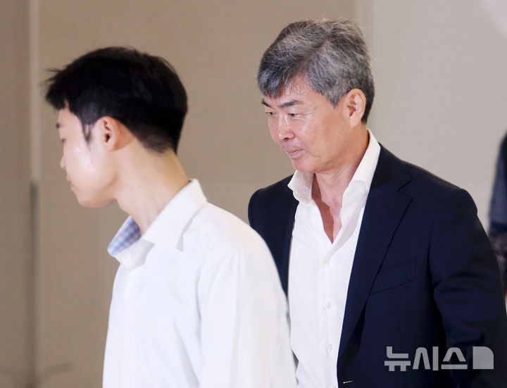 [서울=뉴시스] 홍효식 기자 = 이종호 전 블랙펄인베스트 대표가 21일 서울 종로구 KT 광화문빌딩 웨스트에 마련된 윤석열 전 대통령 부인 김건희 여사 의혹을 수사하는 민중기 특별검사 사무실로 출석하고 있다. (공동취재) 2025.07.21. photo@newsis.com