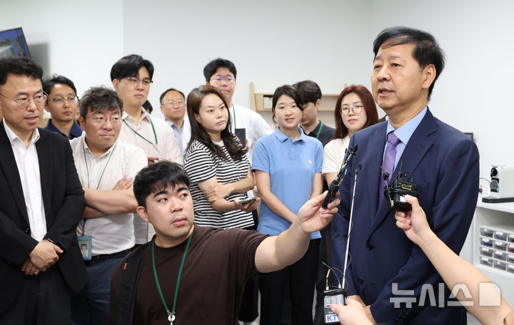 [세종=뉴시스] 강종민 기자 =&nbsp; 구윤철 부총리 겸 기획재정부 장관이 21일 세종시 정부세종청사 출입기자실을 방문, 질문에 답하고 있다. 2025.07.21. ppkjm@newsis.com