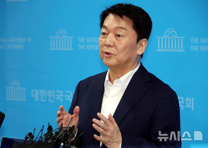 [서울=뉴시스] 조성봉 기자 = 안철수 국민의힘 의원이 지난 21일 오전 서울 여의도 국회 소통관에서 현안관련 기자회견을 마치고 취재진의 질문에 답변하고 있다. 안 의원은 기자회견문을 통해 '극단세력과 결별', '해체 수준의 혁신' 등이 필요하다고 지적했다. 2025.07.21. suncho21@newsis.com