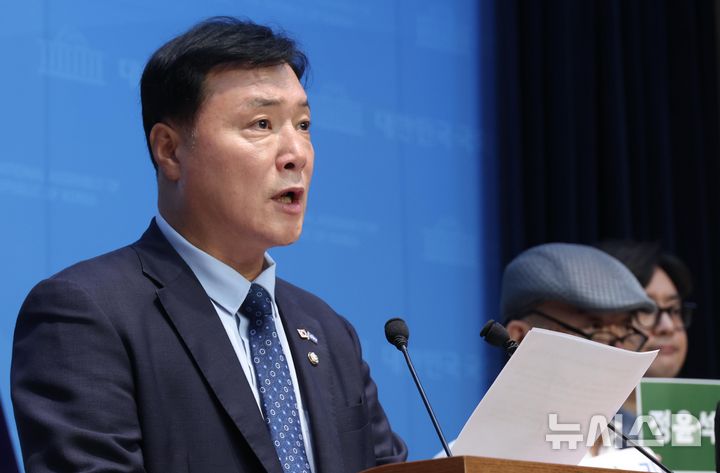 [서울=뉴시스] 조성봉 기자 = 조계원 더불어민주당 의원이 21일 오전 서울 여의도 국회 소통관에서 열린 서부지법 폭동 기록한 정윤석 감독 무죄 탄원 관련 기자회견에서 발언을 하고 있다. 2025.07.21. suncho21@newsis.com