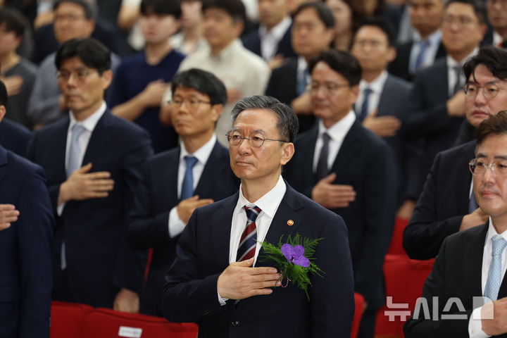 [과천=뉴시스] 조성우 기자 = 정성호 신임 법무부 장관이 21일 경기도 과천시 정부과천청사에서 열린 취임식에서 국기에 대한 경례를 하고 있다. 2025.07.21. xconfind@newsis.com