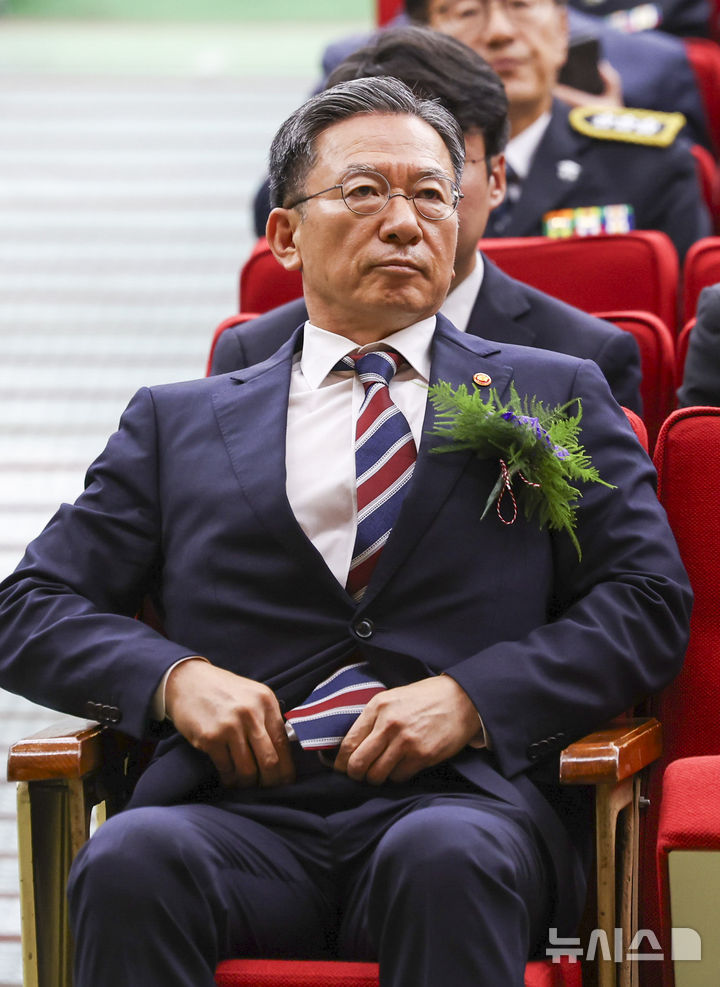 [과천=뉴시스] 조성우 기자 = 정성호 신임 법무부 장관이 21일 경기도 과천시 정부과천청사에서 열린 취임식에 참석해 자리에 앉아 있다. 2025.07.21. xconfind@newsis.com