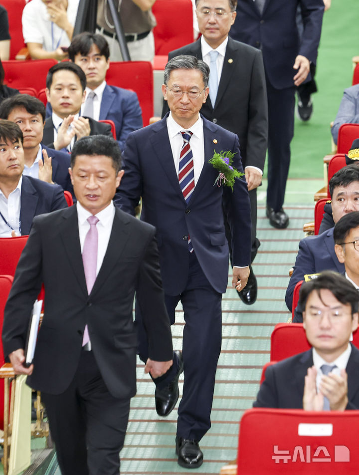 [과천=뉴시스] 조성우 기자 = 정성호 신임 법무부 장관이 21일 경기도 과천시 정부과천청사에서 열린 취임식에 입장하고 있다. 2025.07.21. xconfind@newsis.com