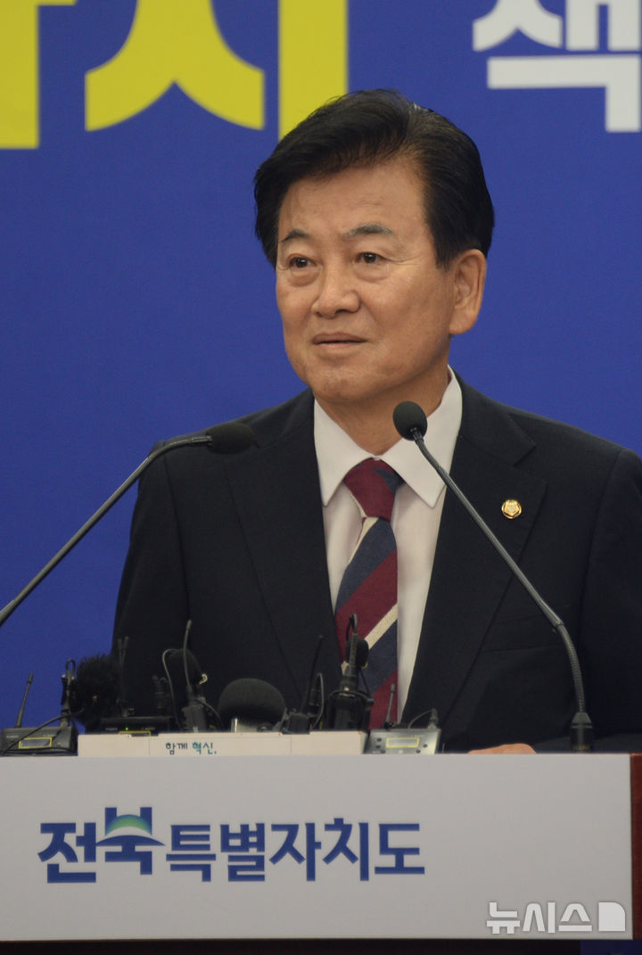 [전주=뉴시스] 김얼 기자 = 정동영 국회의원이 21일 전북 전주시 전북특별자치도청 기자회견장에서 완주-전주 통합과 관련한 기자회견을 열고 기자들의 질의에 답변하고 있다. 2025.07.21. pmkeul@newsis.com