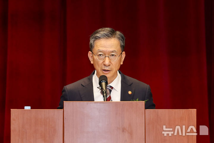 [과천=뉴시스] 조성우 기자 = 정성호 신임 법무부 장관이 21일 경기도 과천시 정부과천청사에서 열린 취임식에서 취임사를 하고 있다. 2025.07.21. xconfind@newsis.com