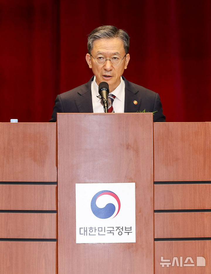 [과천=뉴시스] 조성우 기자 = 정성호 신임 법무부 장관이 21일 경기도 과천시 정부과천청사에서 열린 취임식에서 취임사를 하고 있다. 2025.07.21. xconfind@newsis.com