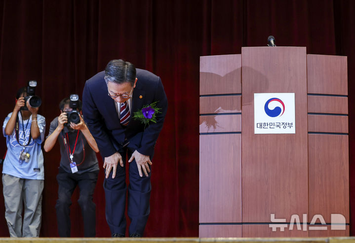 [과천=뉴시스] 조성우 기자 = 정성호 신임 법무부 장관이 21일 경기도 과천시 정부과천청사에서 열린 취임식에서 인사를 하고 있다. 2025.07.21. xconfind@newsis.com