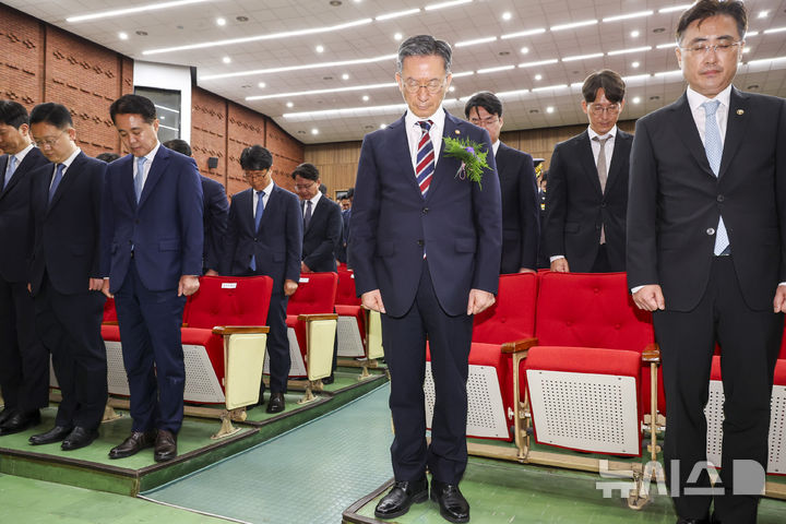 [과천=뉴시스] 조성우 기자 = 정성호 신임 법무부 장관이 21일 경기도 과천시 정부과천청사에서 열린 취임식에서 묵념을 하고 있다. 2025.07.21. xconfind@newsis.com