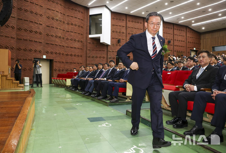 [과천=뉴시스] 조성우 기자 = 정성호 신임 법무부 장관이 21일 경기도 과천시 정부과천청사에서 열린 취임식에서 취임사를 하기 위해 이동하고 있다. 2025.07.21. xconfind@newsis.com