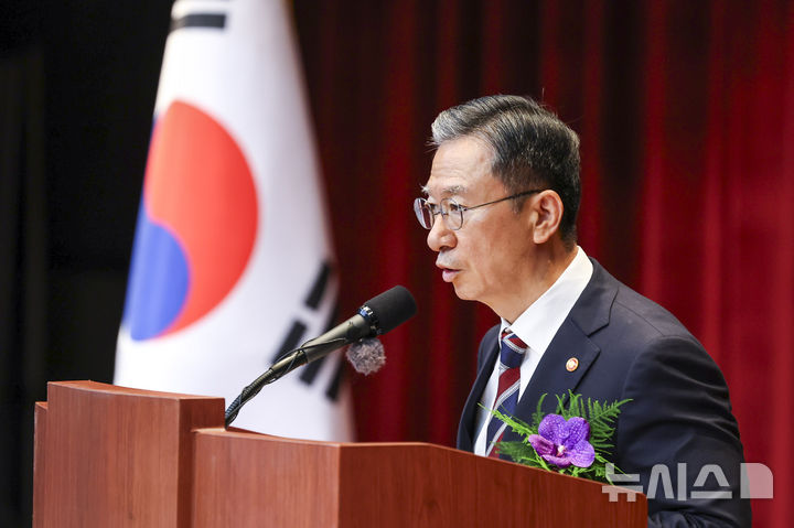 [과천=뉴시스] 조성우 기자 = 정성호 신임 법무부 장관이 21일 경기도 과천시 정부과천청사에서 열린 취임식에서 취임사를 하고 있다. 2025.07.21. xconfind@newsis.com