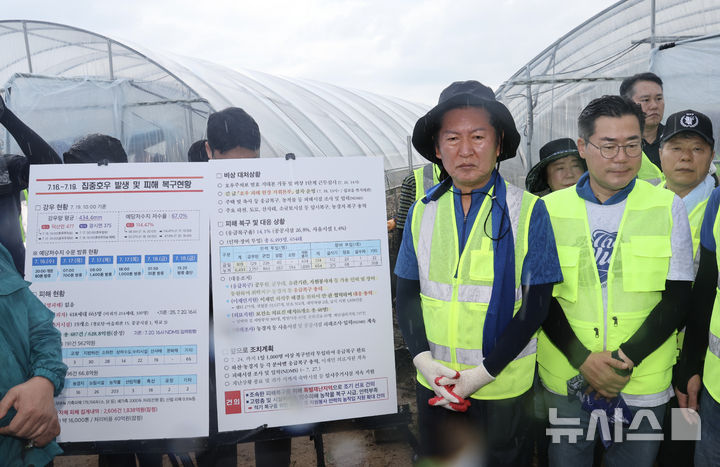 [예산=뉴시스] 김명년 기자 = 박찬대, 정청래 더불어민주당 당대표 후보가 21일 충남 예산군 신암면 조곡리 수해복구 현장에서 최재구 예산군수로부터 피해 현황을 듣고 있다. 2025.07.21. kmn@newsis.com