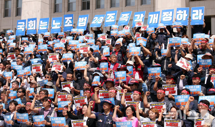 [서울=뉴시스] 김금보 기자 = 전국민주노동조합총연맹 노조법 2·3조개정운동본부 조합원들이 21일 서울 여의도 국회 본청 계단에서 열린 '노조법 2·3조 개정안 즉각 통과를 촉구하는 국회 농성 돌입 기자회견'에서 구호를 외치고 있다. 2025.07.21. kgb@newsis.com