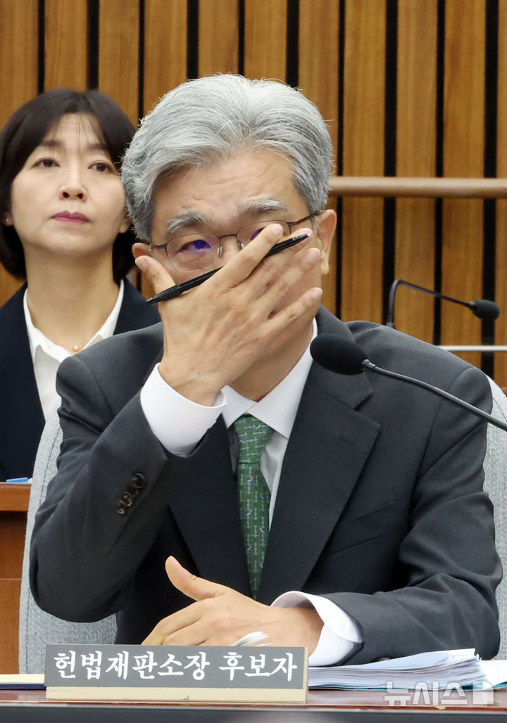 [서울=뉴시스] 고승민 기자 = 김상환 헌법재판소장 후보자가 21일 서울 여의도 국회에서 열린 인사청문특별위원회에서 안경을 고쳐쓰고 있다. 2025.07.21. kkssmm99@newsis.com