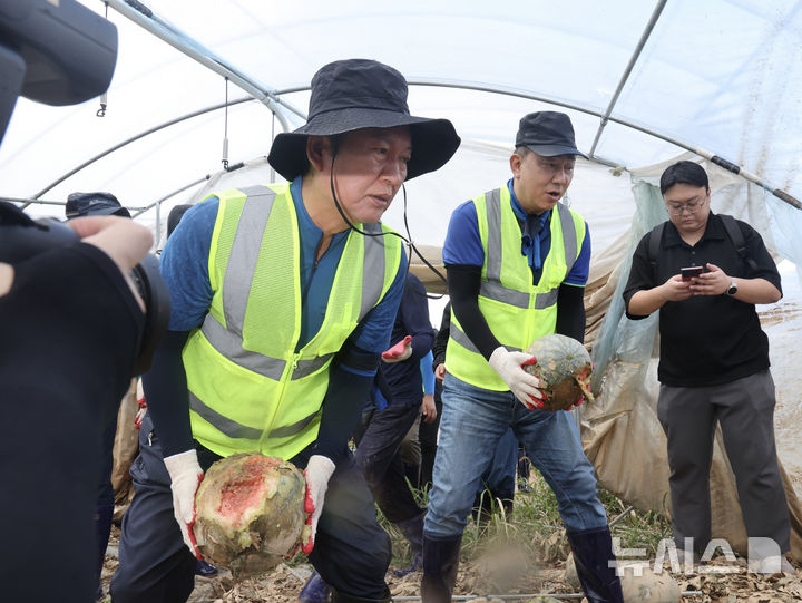 [예산=뉴시스] 김명년 기자 = 김병기 더불어민주당 대표 직무대행 겸 원내대표와 정청래 당대표 후보가 21일 충남 예산군 신암면 조곡리 수해 피해 수박 시설하우스에서 복구작업을 하고 있다. 2025.07.21. kmn@newsis.com