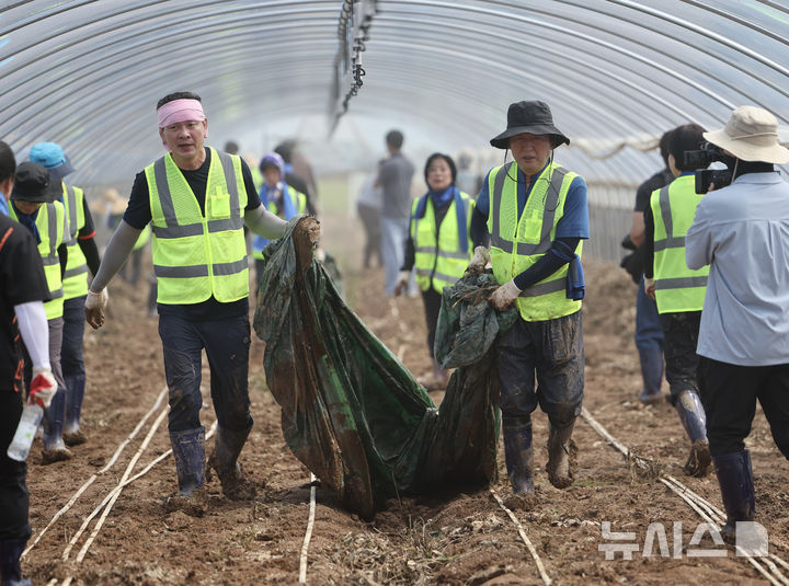 [예산=뉴시스] 김명년 기자 = 정청래 더불어민주당 당대표 후보가 21일 충남 예산군 신암면 조곡리 수해 피해 수박 시설하우스에서 복구작업을 하고 있다. 2025.07.21. kmn@newsis.com