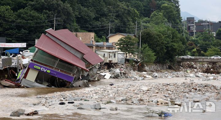 [가평=뉴시스] 김선웅 기자 = 21일 경기 가평군 조종면 십이탄천 인근 건물이 폭우로 인해 무너져 내려있다. 2025.07.21. mangusta@newsis.com
