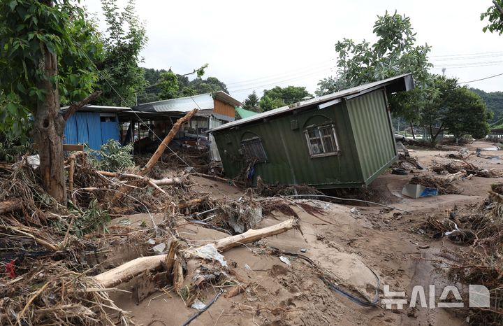 [가평=뉴시스] 김선웅 기자 = 21일 경기 가평군 조종면 십이탄천 인근 농장 컨테이너 박스가 폭우 피해로 기울어 있다. 2025.07.21. mangusta@newsis.com