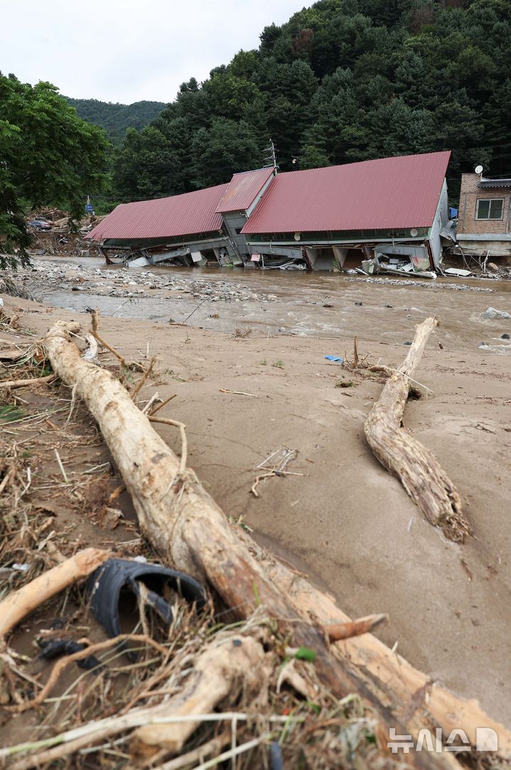 [가평=뉴시스] 김선웅 기자 = 21일 경기 가평군 조종면 십이탄천 인근 건물이 폭우로 인해 무너져 내려있다. 2025.07.21. mangusta@newsis.com