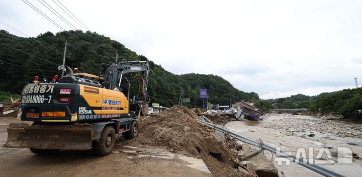 [가평=뉴시스] 김선웅 기자 = 21일 경기 가평군 조종면 십이탄천변 폭우 피해 건물 인근에서 복구 작업이 진행되고 있다. 2025.07.21. mangusta@newsis.com