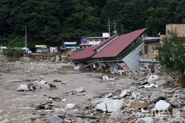 [가평=뉴시스] 김선웅 기자 = 21일 경기 가평군 조종면 십이탄천 인근 건물이 폭우로 인해 무너져 내려있다. 2025.07.21. mangusta@newsis.com
