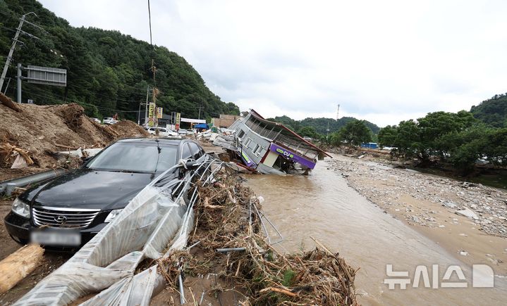 [가평=뉴시스] 김선웅 기자 = 21일 경기 가평군 조종면 십이탄천 인근 건물이 폭우로 인해 무너져 내려있다. 2025.07.21. mangusta@newsis.com