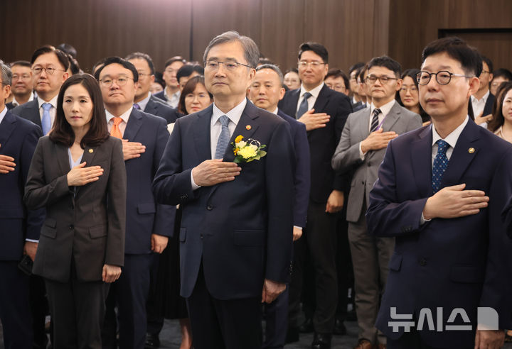 [서울=뉴시스] 추상철 기자 = 조현 외교부 장관이 21일 오전 서울 종로구 외교부에서 열린 취임식에서 국민의례를 하고 있다. (공동취재) 2025.07.21. photo@newsis.com