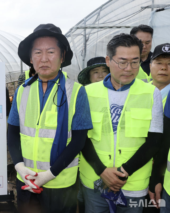 [예산=뉴시스] 김명년 기자 = 정청래, 박찬대 더불어민주당 당대표 후보가 21일 충남 예산군 신안면 조곡리 수해복구 현장에서 최재구 예산군수로부터 피해 현황을 듣고 있다. 2025.07.21. kmn@newsis.com