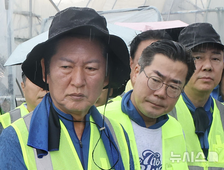 [예산=뉴시스] 김명년 기자 = 정청래, 박찬대 더불어민주당 당대표 후보가 21일 충남 예산군 신암면 조곡리 수해복구 현장에서 최재구 예산군수로부터 피해 현황을 듣고 있다. 2025.07.21. kmn@newsis.com