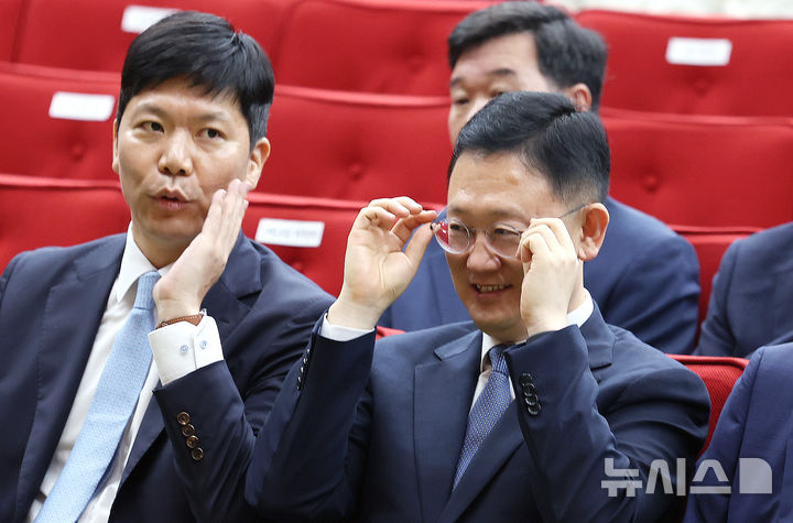 [과천=뉴시스] 조성우 기자 = 박세현(오른쪽) 서울고검장이 지난 21일 경기도 과천시 정부과천청사에서 열린 정성호 신임 법무부 장관 취임식에 참석해 자리하고 있다. 2025.07.21. xconfind@newsis.com