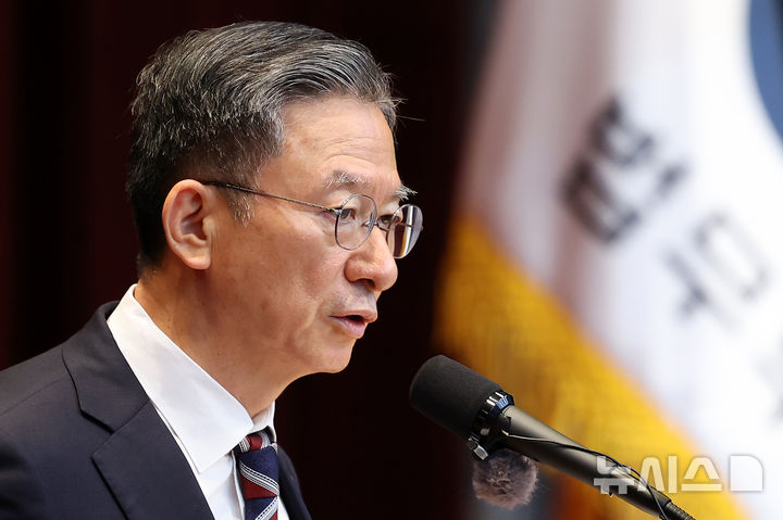 [과천=뉴시스] 조성우 기자 = 정성호 신임 법무부 장관이 21일 경기도 과천시 정부과천청사에서 열린 취임식에서 취임사를 하고 있다. 2025.07.21. xconfind@newsis.com