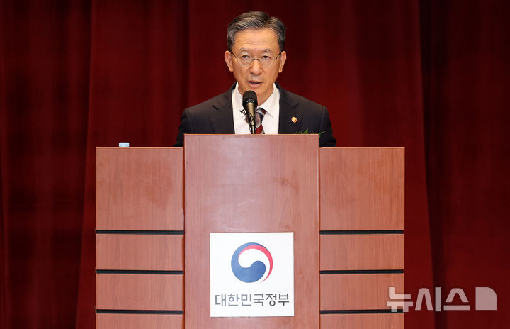 [과천=뉴시스] 조성우 기자 = 정성호 신임 법무부 장관이 21일 경기도 과천시 정부과천청사에서 열린 취임식에서 취임사를 하고 있다. 2025.07.21. xconfind@newsis.com